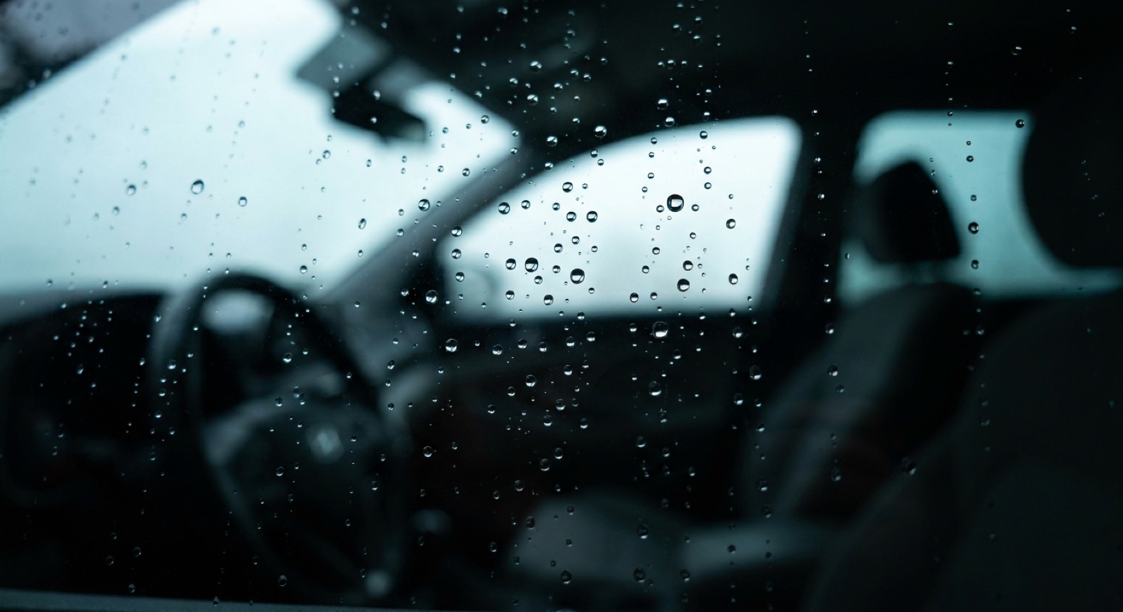 車窗玻璃內側凝結的細小水珠